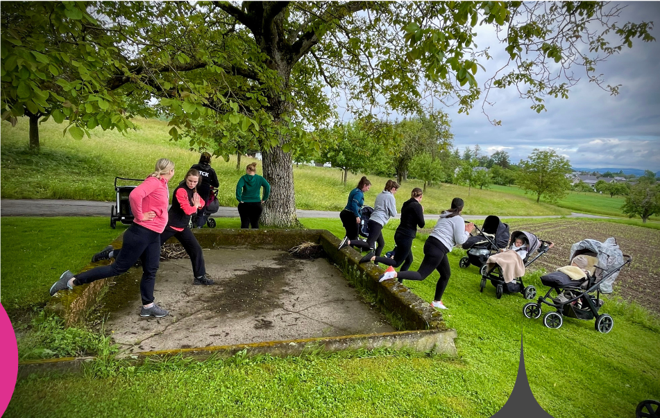Mütter beim Buggyfit-Training im Grünen in Tägerwilen